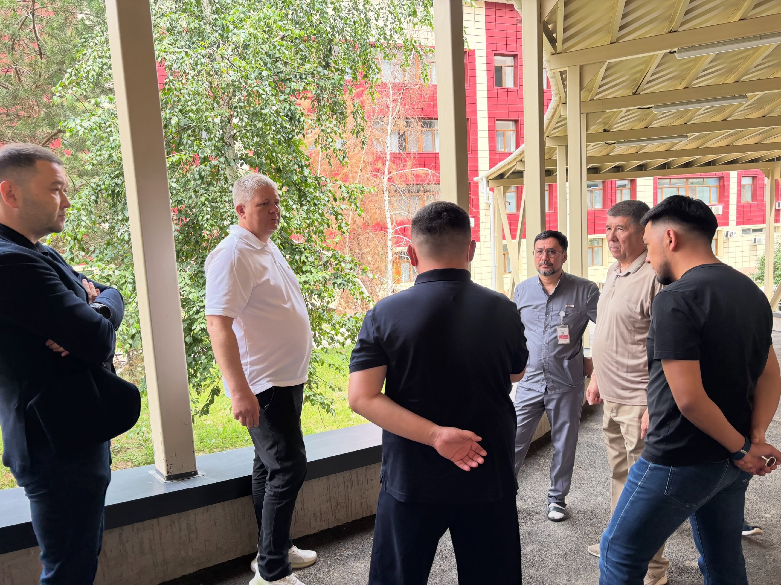 Пациенты не могут получать медицинские услуги в комфортных условиях, а врачи — работать на новом оборудовании.