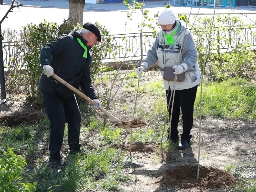 Сегодня на бульваре Ғарышкерлер, у памятника Кетбуке, прошла традиционная экологическая акция в рамках общенациональной инициативы «Таза Қазақстан».