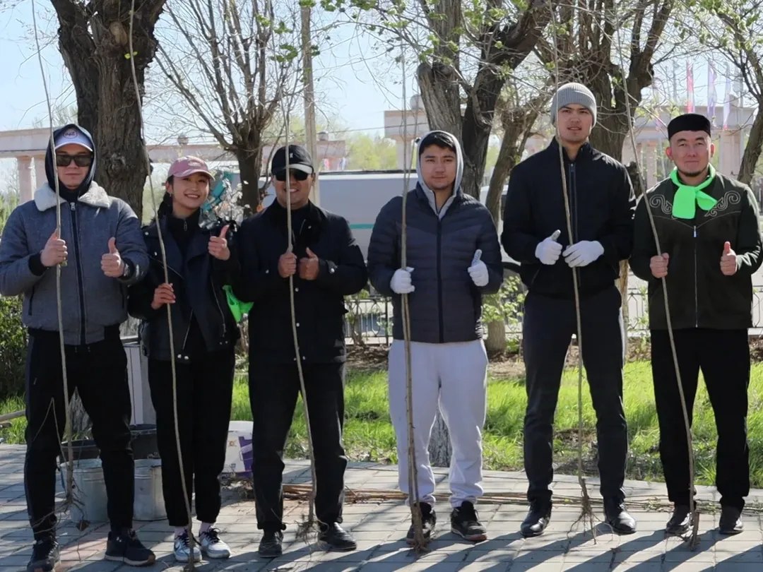Сегодня на бульваре Ғарышкерлер, у памятника Кетбуке, прошла традиционная экологическая акция в рамках общенациональной инициативы «Таза Қазақстан».