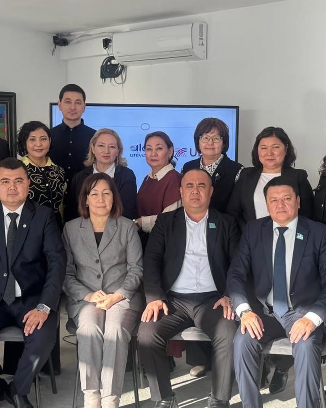 Бүгін стратег-сарапшы Гүлмира Қорғанбаева депутаттар мен қоғамдық кеңес мүшелеріне өңірлік даму тақырыбында тренинг өткізді.