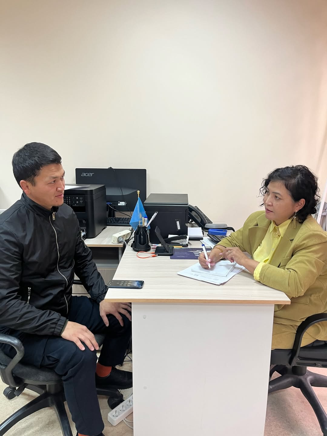 Қазақша аудармасы:  «Әділетті азамат – белсенді қоғам» жобасы аясында Эмир ауылының белсендісі Эмир Сардарбековке, «ЭМИР LIVE» қоғамдық бірлестігінің жетекшісіне консультациялық көмек көрсетілді.