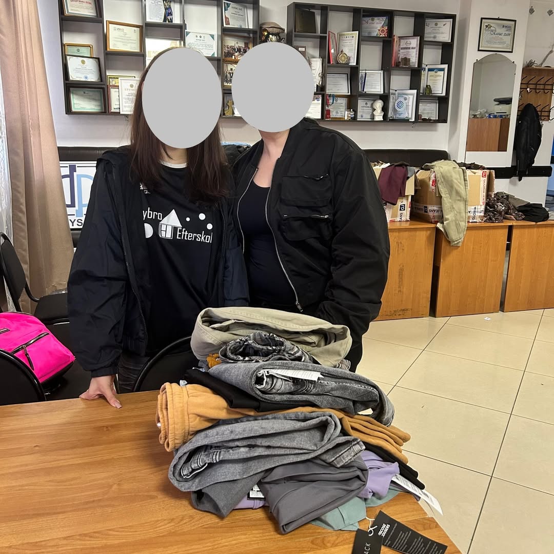 Для несовершеннолетних из семей района Казыбек би, оказавшихся в трудной жизненной ситуации, оказана очередная благотворительная помощь в виде одежды.