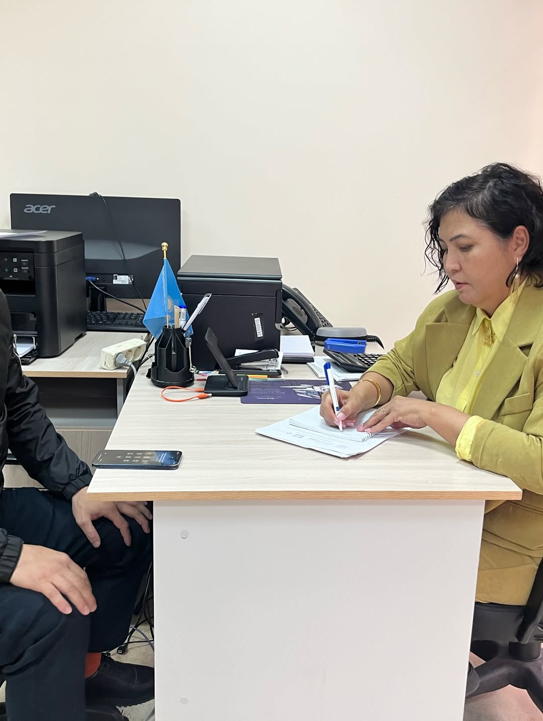 Қазақша аудармасы:  «Әділетті азамат – белсенді қоғам» жобасы аясында Эмир ауылының белсендісі Эмир Сардарбековке, «ЭМИР LIVE» қоғамдық бірлестігінің жетекшісіне консультациялық көмек көрсетілді.