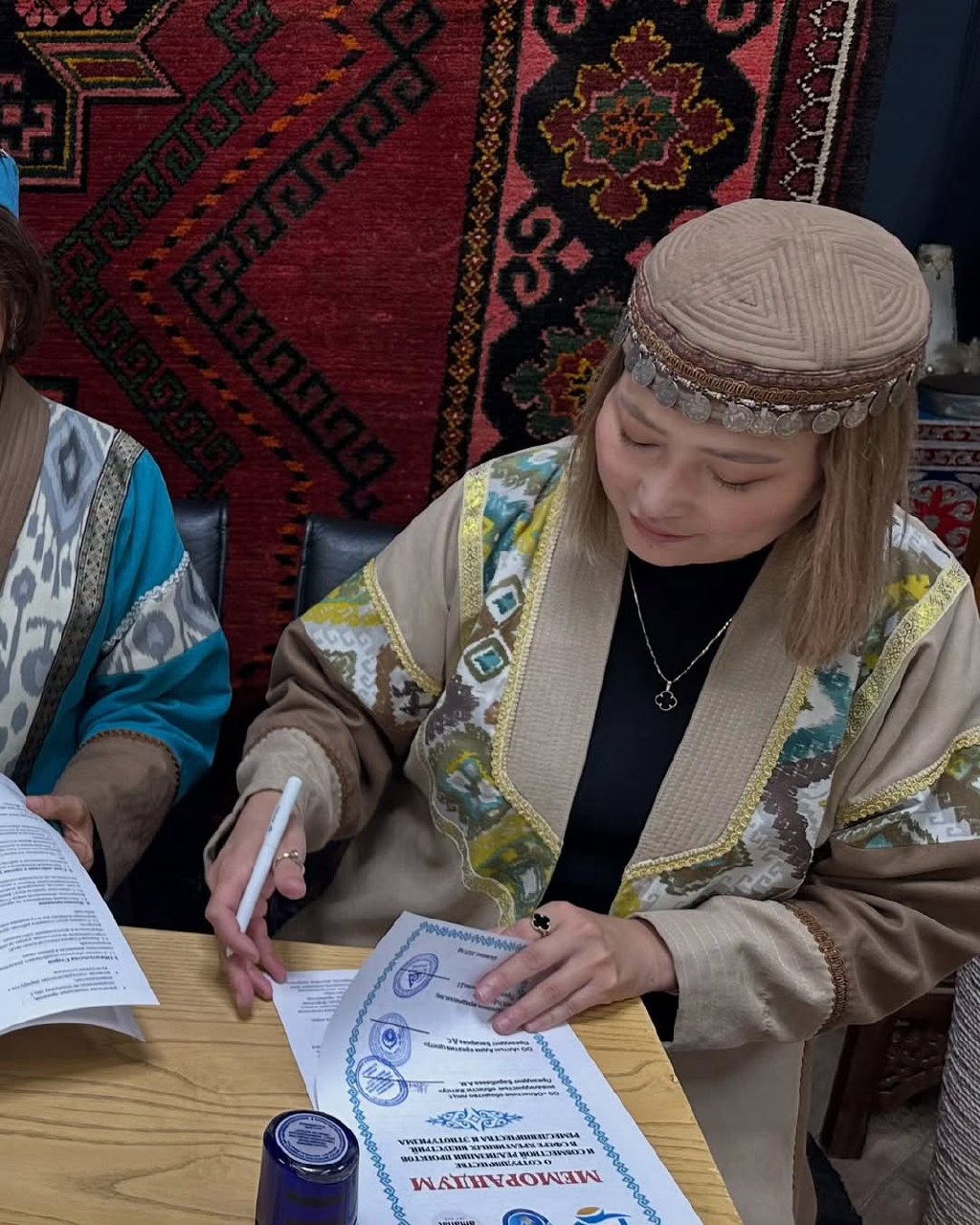 Руководители Областного общества лиц с инвалидностью Жетісу Барибаева Асель Максутовна и руководитель Общественного объединения «Алтын Адам креатив центр» Бакирова Динара Сериковна 27–30 октября в рамках обменного визита посетили Дом моды «Janna Eltanova», Ассоциацию дизайнеров, а также НПО «Art Hub Amanat» (г. Шымкент), которым руководит талантливый и креативный лидер — Туребекова Динара Ержановна.