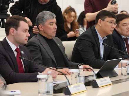 В Алматы состоялась встреча депутатов Мажилиса Парламента Республики Казахстан и представителей Комиссии по конституционной реформе с членами Общественного совета города.