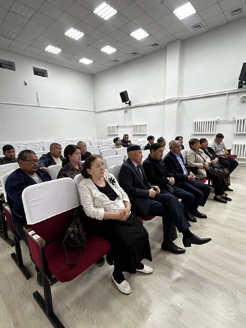 Сегодня члены областного Гражданского Альянса в рамках программы действий «Quraq» провели содержательную встречу с представителями местного сообщества в Талсуатском сельском округе.