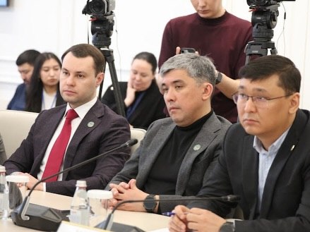 В Алматы состоялась встреча депутатов Мажилиса Парламента Республики Казахстан и представителей Комиссии по конституционной реформе с членами Общественного совета города.