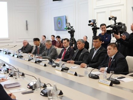 В Алматы состоялась встреча депутатов Мажилиса Парламента Республики Казахстан и представителей Комиссии по конституционной реформе с членами Общественного совета города.