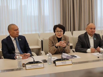 В Алматы состоялась встреча депутатов Мажилиса Парламента Республики Казахстан и представителей Комиссии по конституционной реформе с членами Общественного совета города.