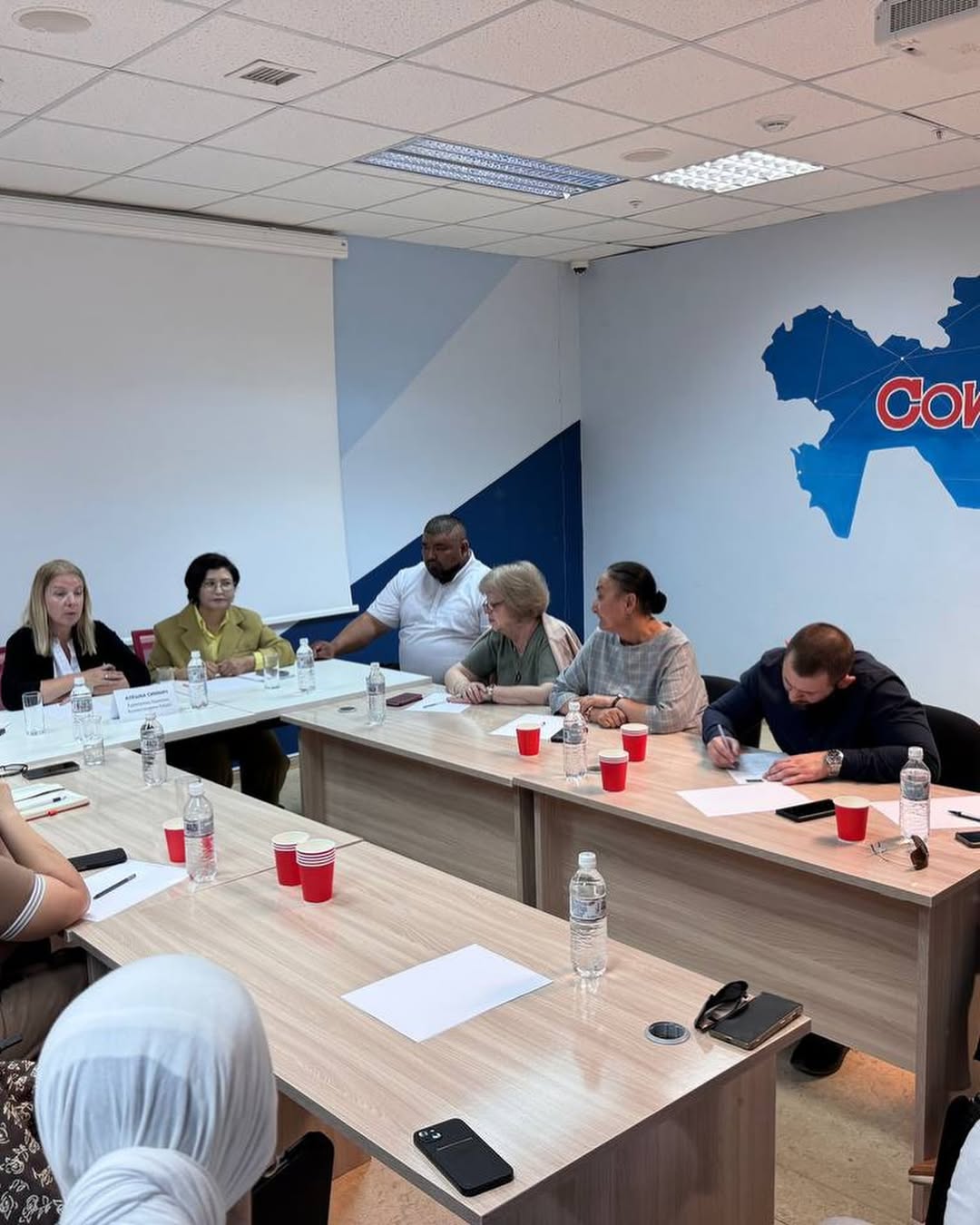 12 мамыр күні Еуропалық Одақтың Қазақстандағы Елшісі Алешка Симкич Маңғыстау облысына жұмыс сапарымен келіп, өңірдің үкіметтік емес ұйымдарының өкілдерімен кездесу өткізді.