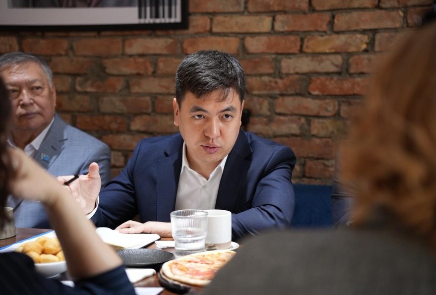 5 апреля 2026 года по инициативе Ассоциации «Гражданский Альянс Западно-Казахстанской области» состоялась важная встреча с заместителем акима области К.Е. Мендигалиевым.