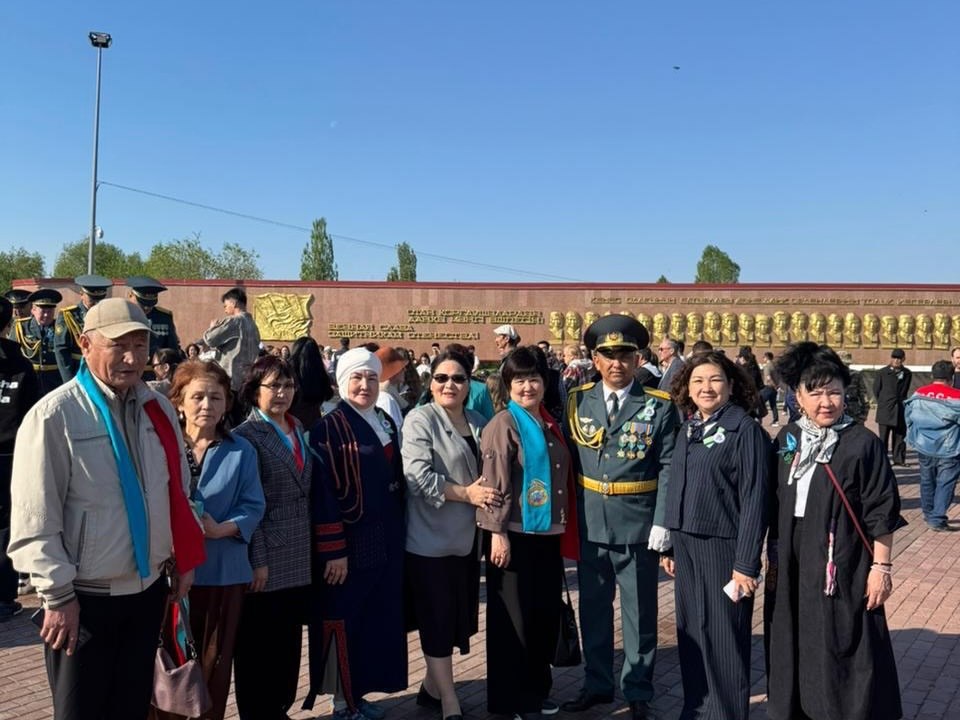 Бүгін Жайық жұртшылығы дәстүрлі түрде Жеңіс алаңына жиналып, ерлікке тағзым етті. Шараға «Батыс Қазақстан облысының Азаматтық Альянсы» қауымдастығы мүшелері де белсене қатысып, майдангерлер рухына құрмет көрсетті.