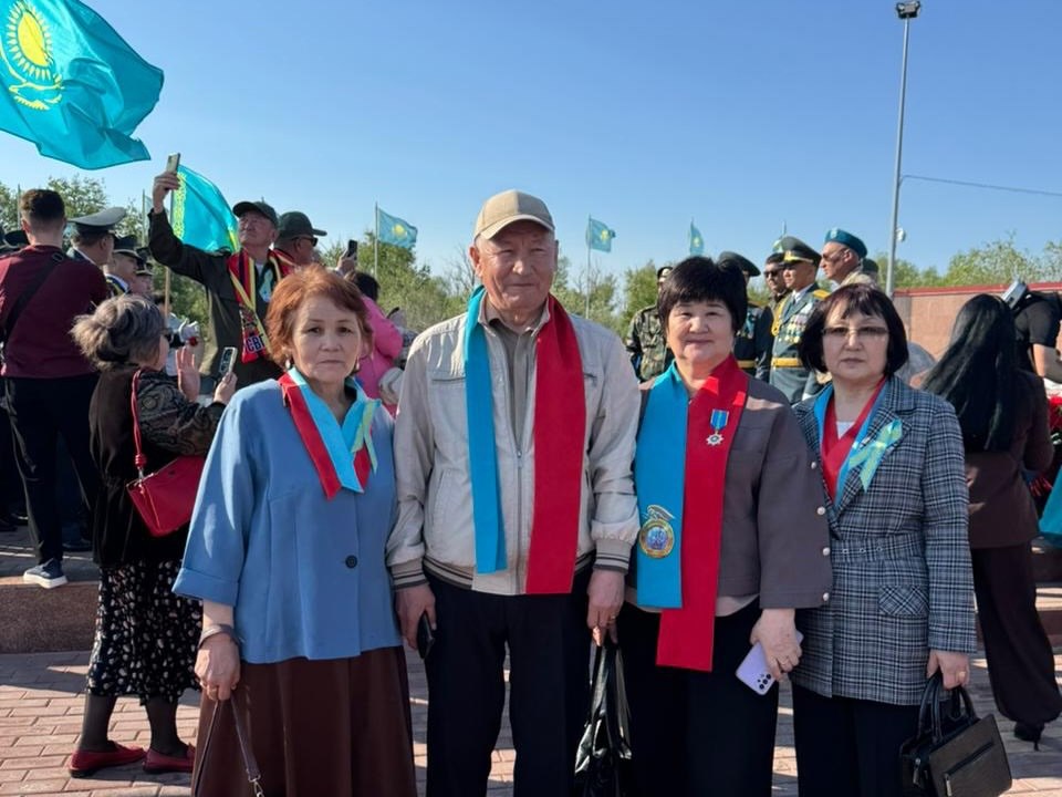 Бүгін Жайық жұртшылығы дәстүрлі түрде Жеңіс алаңына жиналып, ерлікке тағзым етті. Шараға «Батыс Қазақстан облысының Азаматтық Альянсы» қауымдастығы мүшелері де белсене қатысып, майдангерлер рухына құрмет көрсетті.