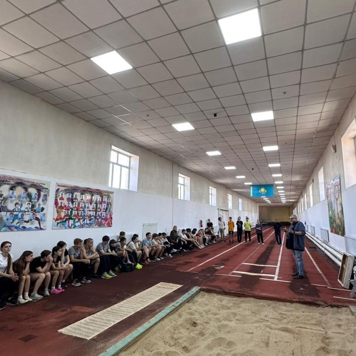 As part of a project aimed at improving religious literacy among the population of Karaganda, a meeting was held with the coaching staff, administrative personnel, and students aged 14–18 of a specialized youth Olympic reserve athletics school.