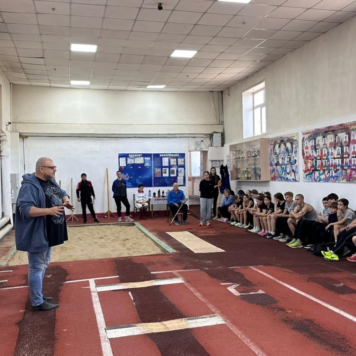 As part of a project aimed at improving religious literacy among the population of Karaganda, a meeting was held with the coaching staff, administrative personnel, and students aged 14–18 of a specialized youth Olympic reserve athletics school.