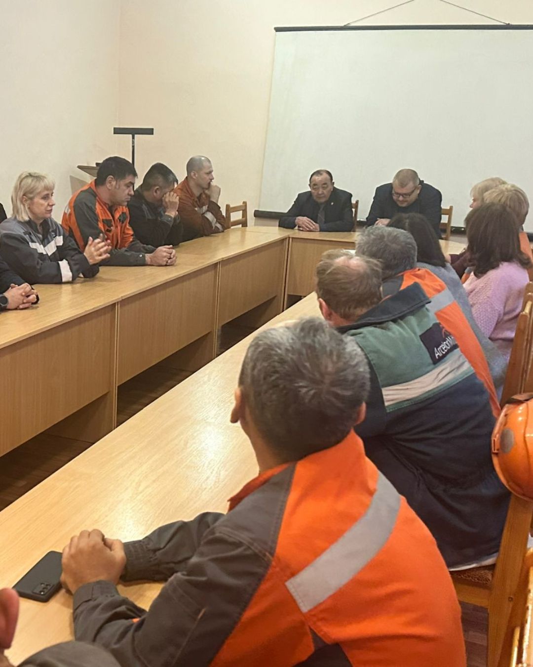 Құқық бұзушылықтардың алдын алу, құқықтық мәдениетті арттыру және рухани құндылықтарды нығайту — «Құрылысмет» АҚ-ның №2 өндірісінде өткен кездесудің негізгі бағыттары болды.