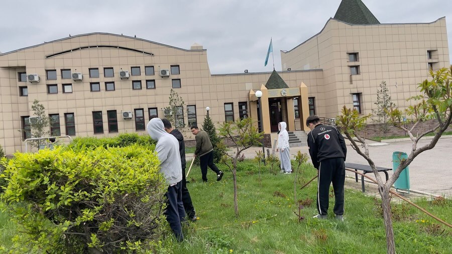 Today marks the Day for the Protection of Historical and Cultural Monuments. On this occasion, the Civil Alliance of Almaty region organized a cleanup campaign at the Issyk Museum site and, together with young volunteers, took part in this meaningful initiative.