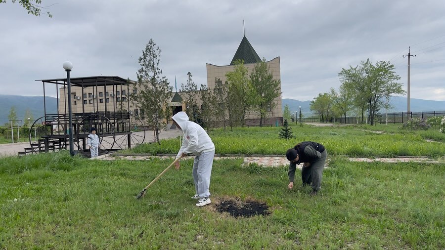 Today marks the Day for the Protection of Historical and Cultural Monuments. On this occasion, the Civil Alliance of Almaty region organized a cleanup campaign at the Issyk Museum site and, together with young volunteers, took part in this meaningful initiative.